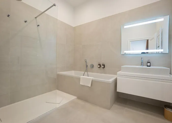Modern 2-bedroom Flat - Prime Landstrasse Location *