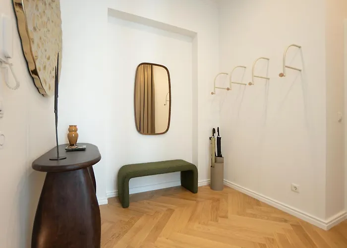 Modern 2-bedroom Flat - Prime Landstrasse Location