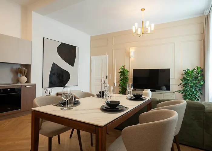 Modern 2-bedroom Flat - Prime Landstrasse Location *