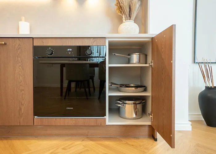 Modern 2-bedroom Flat - Prime Landstrasse Location *